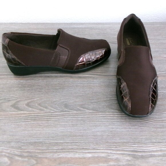 Near New Clarks GAEL REX Slip On Croc Embossed Low Wedge Loafers Shoes 8 Brown - Picture 1 of 16